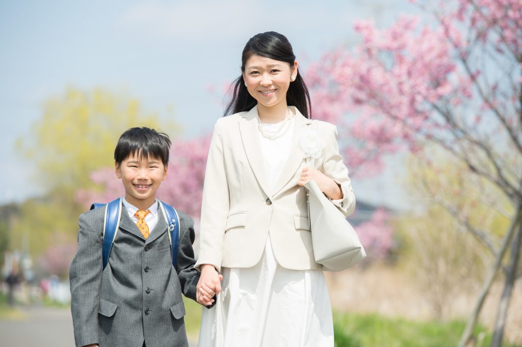 【小学校の入学式】母親の服装・カラーって？賢い選び方をご紹介